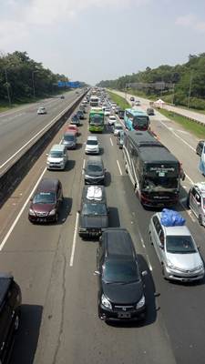 ARUS BALIK: Minggu Siang (2/7), Tol Jakarta-Cikampek Macet Cukup Panjang