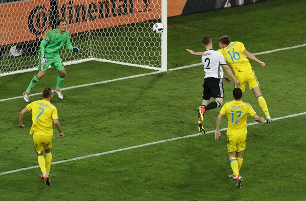 HASIL JERMAN VS UKRAINA: Gol Mustafi dan Schweinsteiger Bawa Jerman Bantai Ukraina
