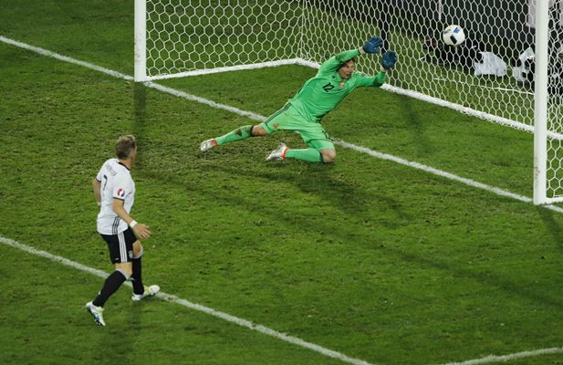 HASIL JERMAN VS UKRAINA: Gol Mustafi dan Schweinsteiger Bawa Jerman Bantai Ukraina