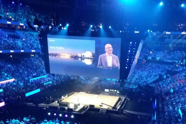 Satya Nadella Memaparkan Paradigma Komputasi Awan Microsoft