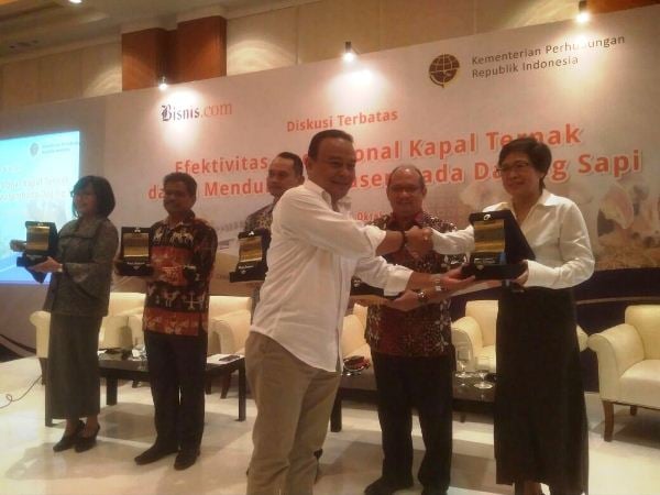 Bisnis Indonesia Serahkan Cinderamata Kepada Para Pemateri