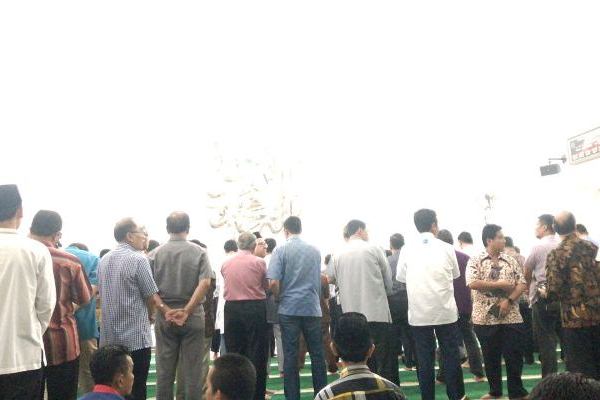 Para Pelayat Bersiap Salat Jenazah Berjamaah Untuk Almarhum Sukamdani