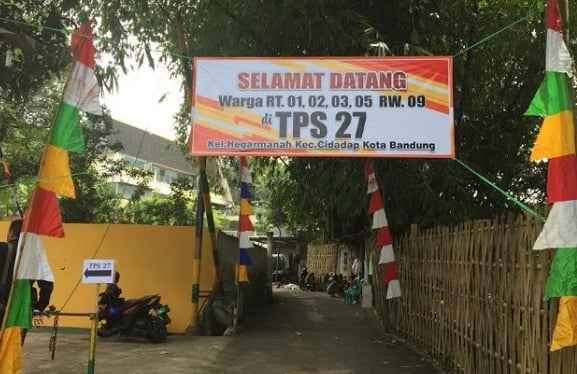 Cagub No.3 Sudrajat Asyik Nyoblos di TPS Hegarmanah Bandung