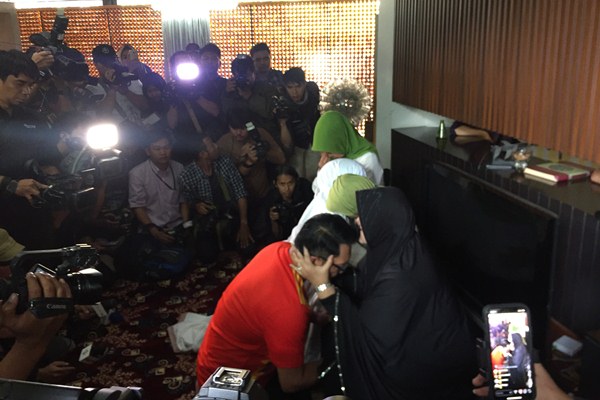 Suasana Haru Warnai TPS Cigadung Saat Ridwan Kamil Nyoblos