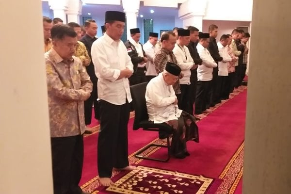 Sebelum Berangkat Debat, Jokowi Salat Maghrib Berjamaah di Istana Merdeka