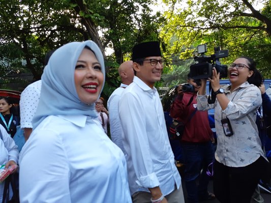 Sandiaga Uno dan Istri ke TPS