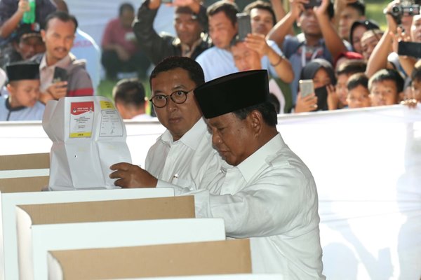 Prabowo Nyoblos, Didampingi Fadli Zon