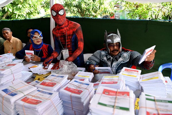 Spider Man Layani Pemilih di Surabaya