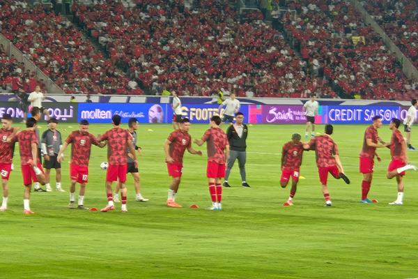 Timnas Indonesia melakukan pemanasan