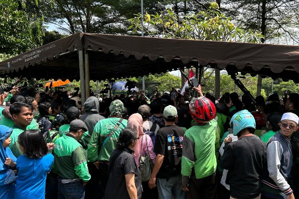Solidaritas Ojol, Pemakaman Affan Kurniawan Dipenuhi Ratusan Mitra Pengemudi
