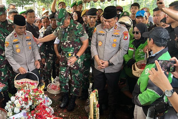 Kapolda dan Wakapolda Metro Jaya Ikut Tabur Bunga di Makam Affan Kurniawan