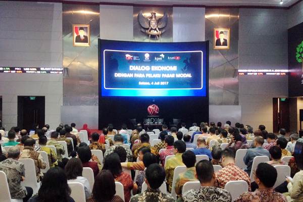 Peserta menghadiri acara Dialog Ekonomi Dengan Pelaku Pasar Modal di gedung Bursa Efek Indonesia Jakarta, Selasa (4/7). Presiden Joko Widodo dijadwalkan hadir dan melakukan kunjungan kerja pada acara tersebut. JIBI/Bisnis/Dwi Prasetyan