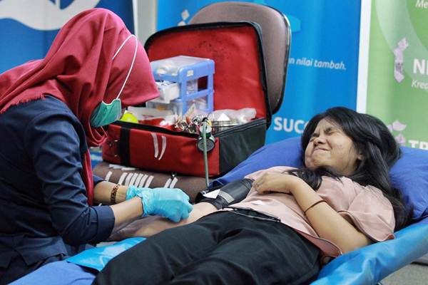 Karyawan Bisnis Indonesia mendonorkan darahnya di Wisma Bisnis Indonesia Jakarta, Selasa (5/12). Kegiatan tersebut diselenggarakan dalam rangkaian acara menyambut HUT ke-32 Bisnis Indonesia.  JIBI/Bisnis/Dwi Prasetya