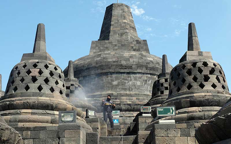 Pembersihan Candi Borobudur dari Abu Vulkanik Erupsi Gunung Merapi