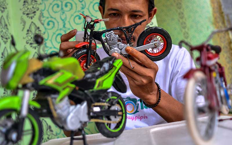 UMKM Di Jabar Membuat Miniatur Sepeda Motor DenganManfaatkan