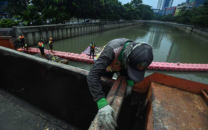 Antisipasi Banjir, Pemprov DKI Jakarta Bersihkan Kali Ciliwung