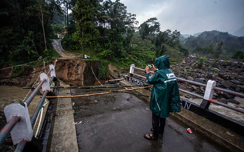 Jembatan Antar Kecamatan Di Bogor Ambruk Akibat Diterjang Banjir Bandang