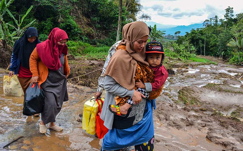 Sejumlah warga terdampak banjir bandang mengungsi di Kampung Cileles, Desa Cintamanik, Kecamatan Karang Tengah, Kabupaten Garut, Jawa Barat, Minggu (28/11/2021). Ratusan warga terdampak banjir bandang dan longsor mengungsi di posko pengungsian. ANTARA FOTO/Adeng Bustomi