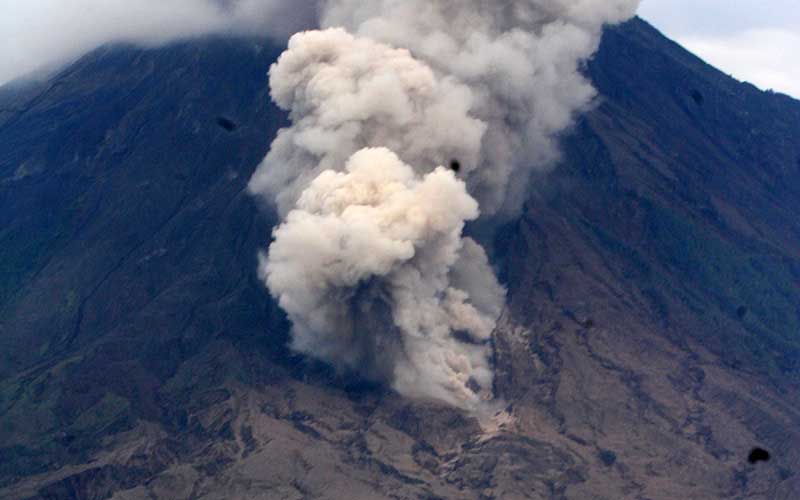 Gunung Semeru Kembali Luncurkan Awan Panas