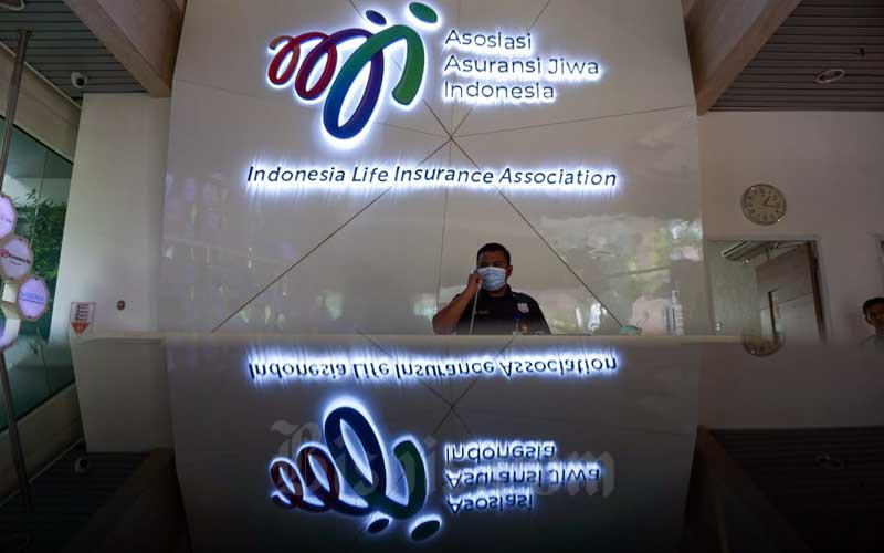 Karyawan beraktivitas di kantor Asosiasi Asuransi Jiwa Indonesia (AAJI) di Jakarta, Selasa (28/12/2021). AAJI menyampaikan bahwa produk unit-link masih mendominasi perolehan premi industri asuransi jiwa dengan kontribusi sebesar 62,5 persen dari total pendapatan premi.  Bisnis/Suselo Jati