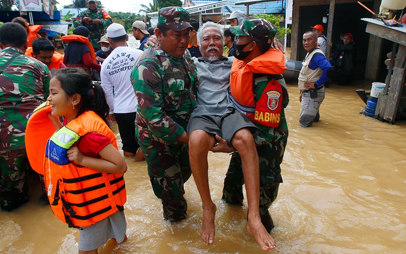 Tim Sar Mulai Mengevakuasi Warga Yang Terdampak Banjir Di Kalimantan