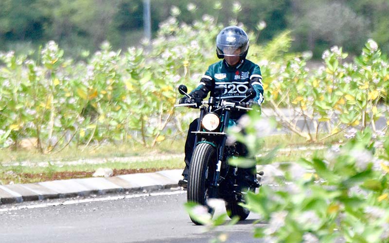 Presiden Joko Widodo mengendarai sepeda motor Kawasaki W175 custom saat melaksanakan kunjungan kerja di Kawasan Ekonomi Khusus (KEK) Mandalika, Desa Kuta, Kecamatan Pujut, Kabupaten Lombok Tengah, Kamis (13/1/2022).Dalam kunjungannya, Presiden menyimulasikan kedatangan penonton MotoGP Mandalika 2022 dengan mengendarai sepeda motor ke Sirkuit Mandalika dari Bandara Zainuddin Abdul Madjid hingga ke Sirkuit Mandalika melalui jalur bypass. ANTARA FOTO/Setpres-Agus Suparto