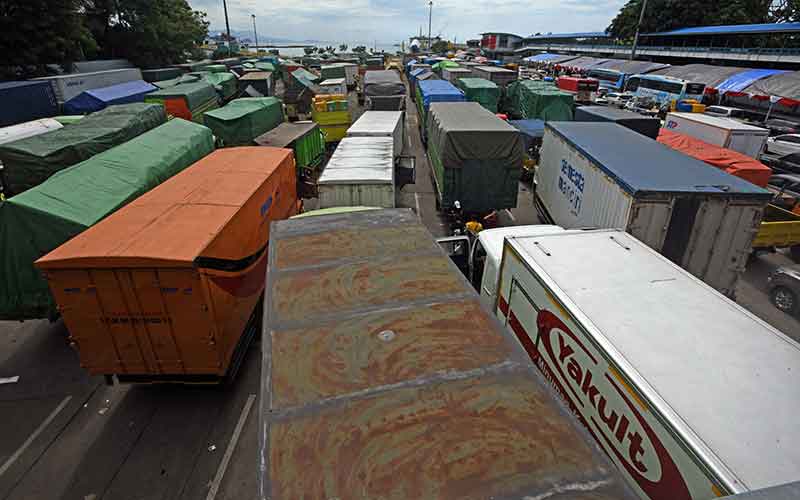 Jelang Penerapan Pembatan Angkutan Barang, Ratusan Truk Padati ...