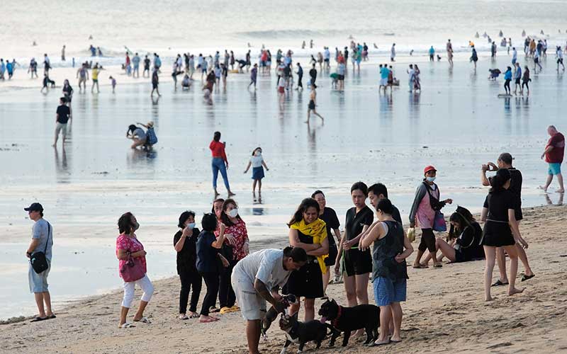 Libur Lebaran, Pantai Kuta Di Bali Ramai Dikunjungi Wisatawan