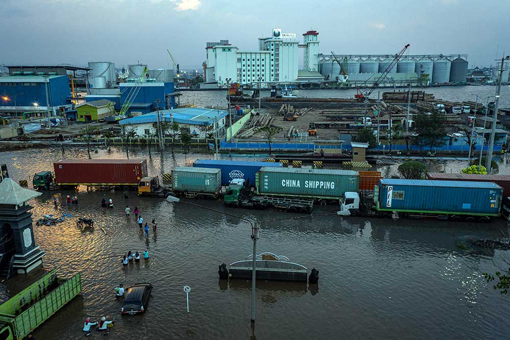 Banjir Rob Kembali Rendam Kawasan Industri Di Pelabuhan Tanjung Emas ...