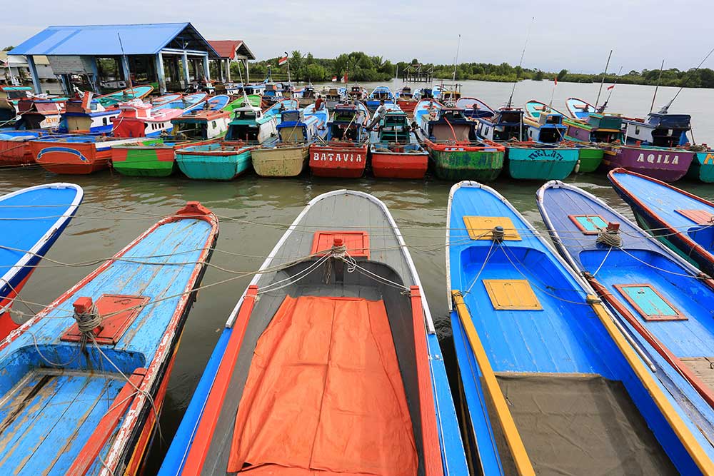 Sejumlah nelayan berada di atas kapal yang ditambatkan di pelabuhan Desa Kuala Bubon, Samatiga, Aceh Barat, Aceh, Senin (4/7/2022). Sejak tiga hari terakhir sebagian nelayan di kawasan itu tidak melaut karena cuaca buruk disertai angin kencang dan gelombang tinggi di perairan barat dan selatan Aceh yang mencapai 4 hingga 5,5 meter. ANTARA FOTO/Syifa Yulinnas