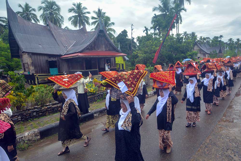 Bundo Kanduang Ikuti Arak-Arakan Saat Prosesi Bakaua Adat Di Sumatra ...