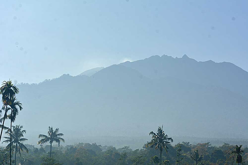 Gunung Raung terlihat dari Desa Gunung Malang, Sumberjambe, Jember, Jawa Timur, Kamis (28/7/2022). Gunung Raung setinggi 3.332 meter di atas permukaan laut (mdpl) mengeluarkan abu vulkanik pada Rabu (27/7/2022) kemarin pukul 17.19-17.28 WIB dan status gunung level I atau normal. ANTARA FOTO/Seno