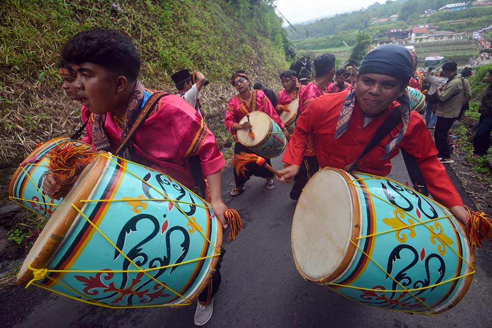 Parade 1000 Songket Meriahkan Festival Pandai Sikek