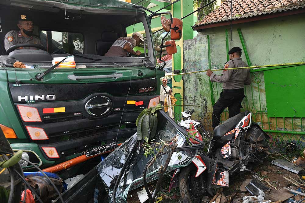 Truk Kontainer Tabrak Halte Bus Di Depan Sekolah, Tujuh Murid Meninggal ...