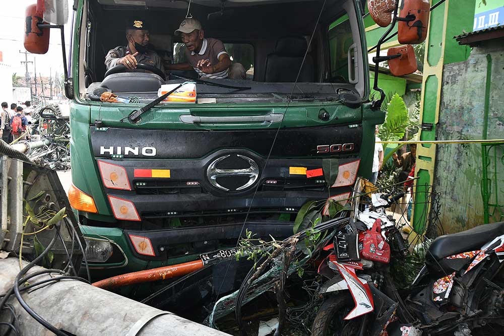 Truk Kontainer Tabrak Halte Bus Di Depan Sekolah, Tujuh Murid Meninggal ...