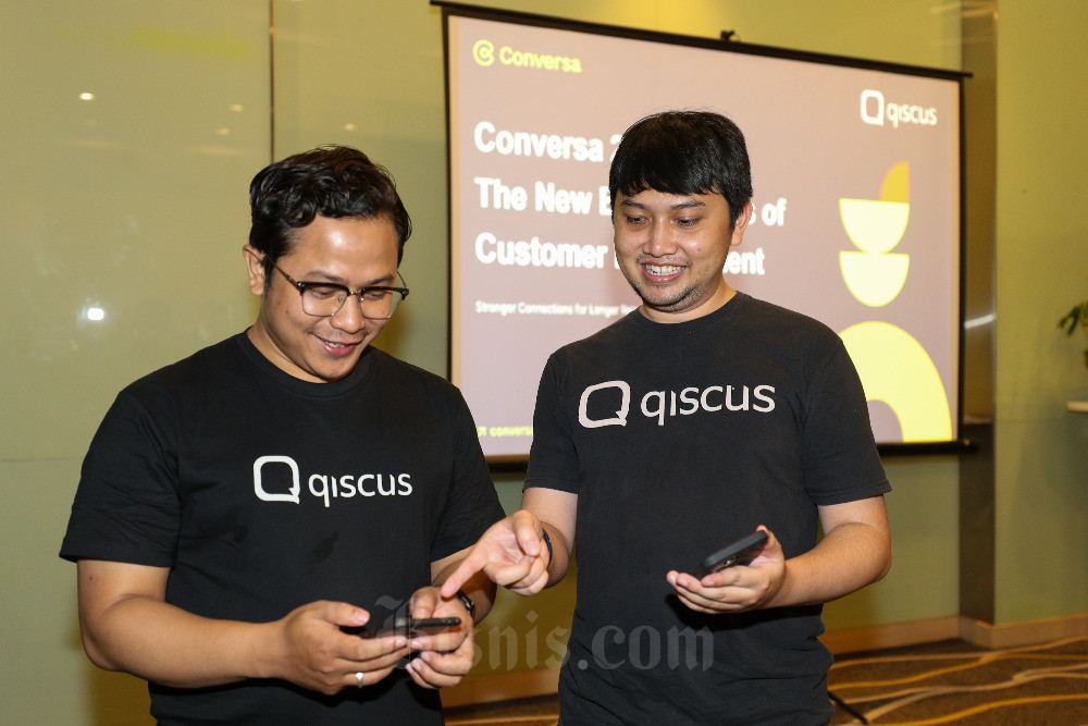 Senior Product Manager Qiscus Catur Adi Nugroho (kiri) dan Chief Technology Officer Qiscus Evan Purnama berbincang seusai konfrensi tahunan Conversa 2.0 di Jakarta, Rabu (31/8/2022). Bisnis/Suselo Jati