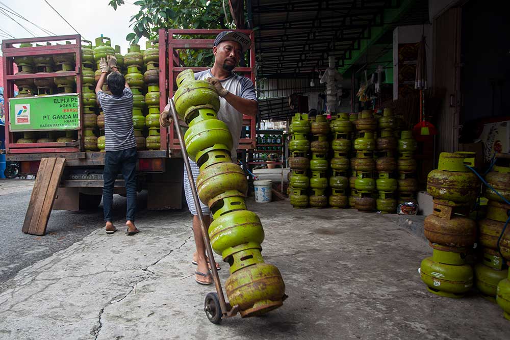 Pekerja menurunkan tabung gas elpiji 3 kilogram bersubsidi di salah satu Pangkalan Gas di Batam, Kepulauan Riau, Kamis (26/1/2023). PT Pertamina Patra Niaga Regional Sumbagut menguji coba pembelian gas elpiji 3 kilogram dengan menggunakan KTP di 20 pangkalan di daerah tersebut sebagai upaya penyaluran gas elpiji subsidi menjadi tepat sasaran. ANTARA FOTO/Teguh Prihatna
