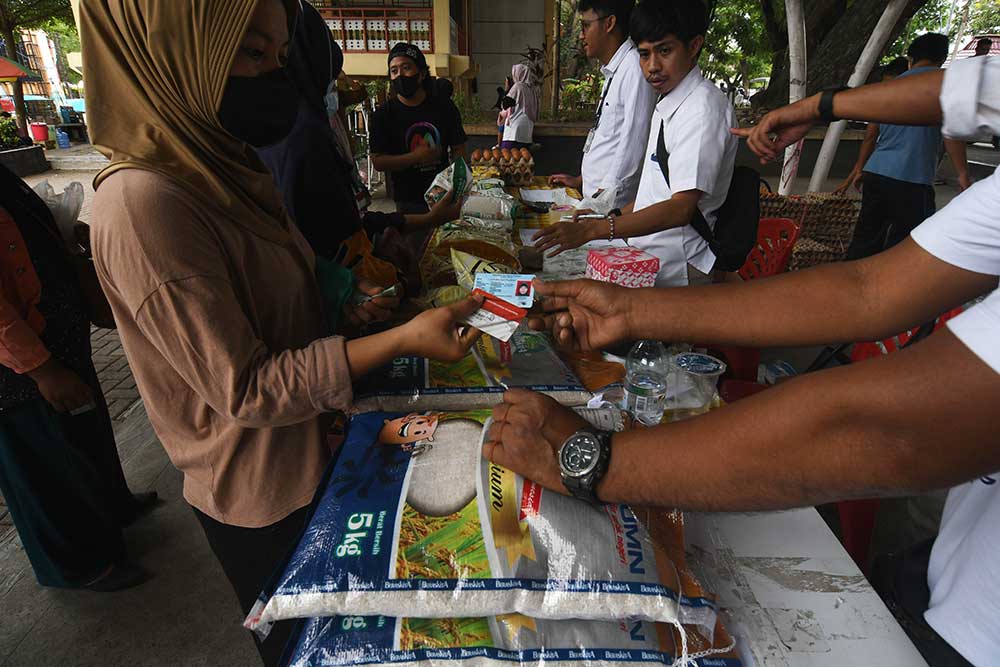 Petugas melayani warga yang datang untuk berbelanja pada gelaran pasar murah di Palu, Sulawesi Tengah, Senin (30/1/2023). Pasar murah yang digelar oleh Pemerintah Kota Palu tersebut dikhususkan bagi warga kurang mampu serta terdaftar dalam Data Terpadu Kesejahteraan Sosial (DTKS) atau Program Keluarga Harapan (PKH) dan bertujuan untuk membantu masyarakat serta menekan laju inflasi. ANTARA FOTO/Mohamad Hamzah