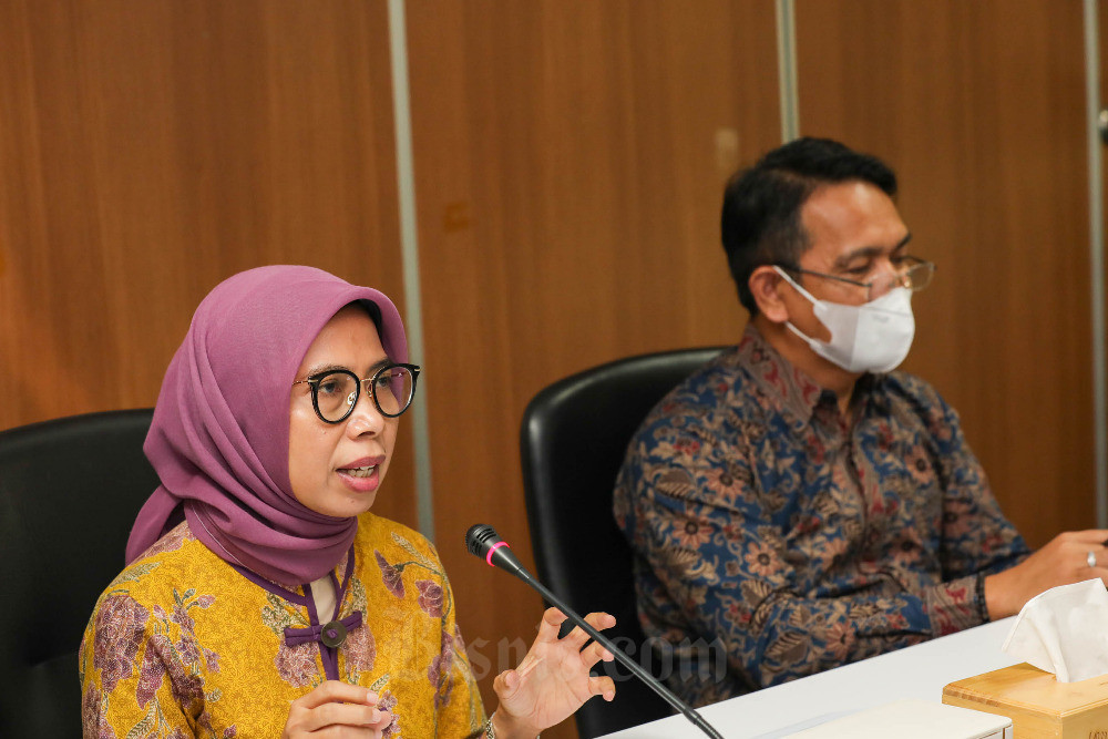 Direktur Utama Pusat Investasi Pemerintah Ririn Kadariyah (kiri) memberikan pemaparan di dampingi Direktur Muhammad Yusuf di sela-sela konferensi pers di Jakarta, Selasa (31/1/2023). Bisnis/Himawan L Nugraha