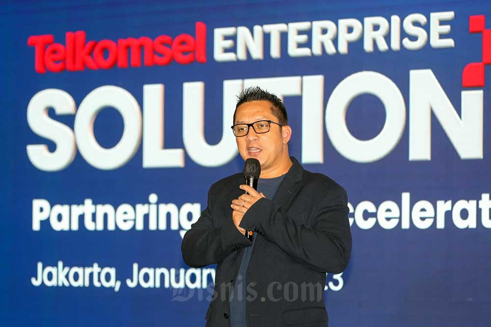 Direktur Network Telkomsel Nugroho memberikan sambutan dalam acara Enterprise Solution Day Telkomsel 2023 di Jakarta, Selasa (31/1/2023). PT Telekomunikasi Selular (Telkomsel) melalui unit Telkomsel Enterprise secara konsisten mengakselerasikan transformasi dan pertumbuhan bisnis demi mendukung Revolusi Industri 4.0 di Indonesia. Bisnis/Suselo Jati