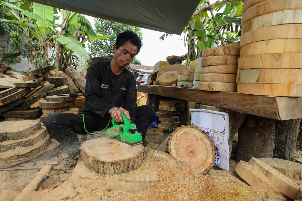 Perajin beraktivitas di salah satu pusat produksi talenan di Kabupaten Bogor, Jawa Barat, Selasa (31/1/2023). Otoritas Jasa Keuangan (OJK) mencatat penyaluran perusahaan pembiayaan ke segmen Usaha Mikro Kecil dan Menengah (UMKM) mencapai Rp212,06 triliun per November 2022, naik 16 persen secara tahunan (year-on-year/yoy) dari periode yang sama tahun sebelumnya sebesar Rp183,23 triliun. Bisnis/Arief Hermawan P