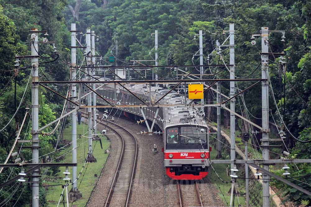 Rangkaian KRL melintas di kawasan Setiabudi, Jakarta, Selasa (31/1/2023). PT Kereta Api Indonesia (KAI) Commuter mencatat jumlah pengguna kereta rel listrik (KRL) di Jabodetabek mencapai 215,05 juta orang pada 2022 atau naik 74,66 persen dari 2021. Bisnis/Fanny Kusumawardhani