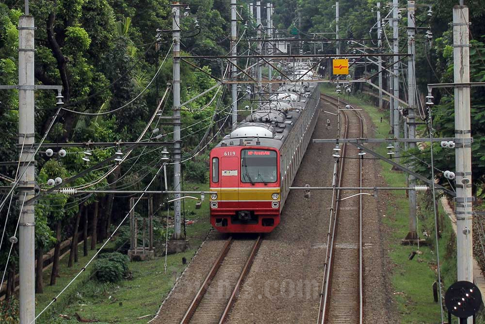 Rangkaian KRL melintas di kawasan Setiabudi, Jakarta, Selasa (31/1/2023). PT Kereta Api Indonesia (KAI) Commuter mencatat jumlah pengguna kereta rel listrik (KRL) di Jabodetabek mencapai 215,05 juta orang pada 2022 atau naik 74,66 persen dari 2021. Bisnis/Fanny Kusumawardhani