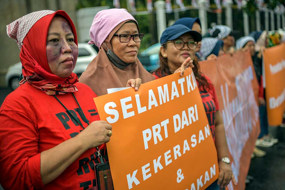 Pengunjuk rasa yang tergabung dalam Koalisi Sipil untuk UU PPRT menggelar aksi teaterikal di depan gedung DPR, Jakarta, Rabu (1/2/2023). Mereka menuntut DPR untuk segera memprioritaskan Rancangan Undang-Undang tentang Perlindungan Pekerja Rumah Tangga (RUU PPRT) menjadi undang-undang karena sudah 19 tahun RUU tersebut belum juga disahkan. ANTARA FOTO/Galih Pradipta