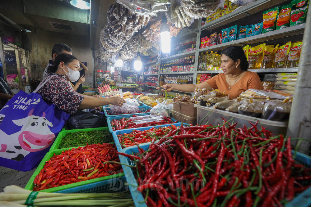Pedagang melayani pembeli bahan kebutuhan di pasar tradisional, Jakarta, Rabu (1/2/2023). Badan Pusat Statistik (BPS) mencatat angka inflasi sebesar 0,34 persen pada Januari 2023 (month-to-month/mtm). Capaian tersebut membuat angka inflasi dari tahun ke tahun (year-on-year) menjadi 5,28 persen jika dibandingkan dengan Januari 2022. Bisnis/Himawan L Nugraha