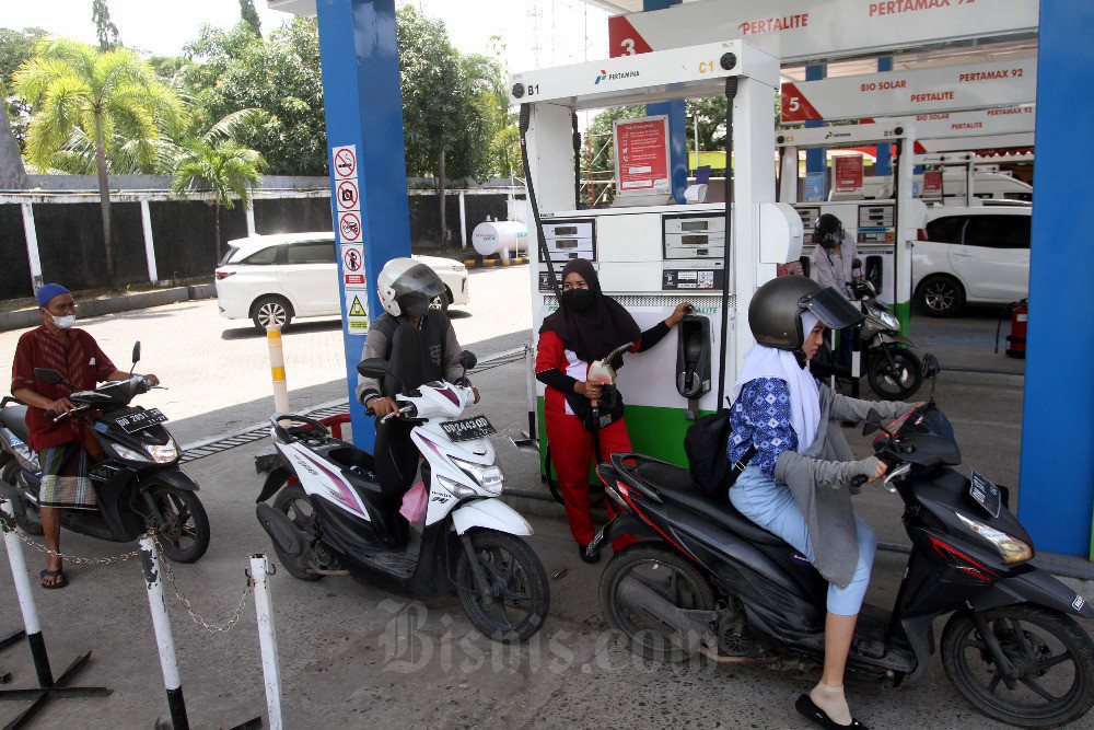 Kendaraan mengisi bahan bakar minyak (BBM) di Stasiun pengisian Bahan Bakar Umum (SPBU) di Makassar, Sulawesi Selatan, Rabu (1/2/2023). Pertamina kembali menyesuaikan harga menjadi Pertamax Turbo naik menjadi Rp14.850 per liter, sementara Pertamina Dex naik menjadi Rp16.850 per liter untuk wilayah Jabodetabek dan untuk Sulawesi Selatan Pertamax Turbo Rp15.150, Pertamina Dex Rp17.200. Bisnis/Paulus Tandi Bone