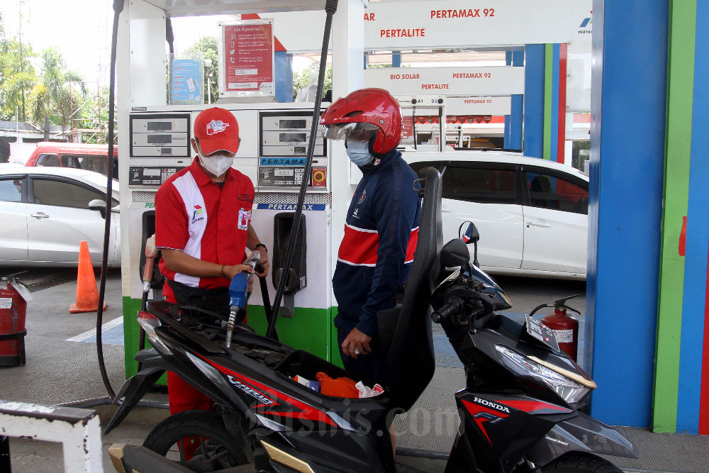 Kendaraan mengisi bahan bakar minyak (BBM) di Stasiun pengisian Bahan Bakar Umum (SPBU) di Makassar, Sulawesi Selatan, Rabu (1/2/2023). Pertamina kembali menyesuaikan harga menjadi Pertamax Turbo naik menjadi Rp14.850 per liter, sementara Pertamina Dex naik menjadi Rp16.850 per liter untuk wilayah Jabodetabek dan untuk Sulawesi Selatan Pertamax Turbo Rp15.150, Pertamina Dex Rp17.200. Bisnis/Paulus Tandi Bone