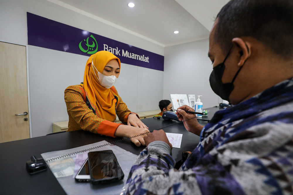 Nasabah mencari informasi tentang produk KPR Hijrah di kantor cabang Bank Muamalat Bintaro Jaya, Tangerang Selatan, Banten, Kamis (2/2/2023). Bank Muamalat memacu pertumbuhan pembiayaan perumahan melalui pemasaran produk KPR Hijrah. Pada tahun ini, pembiayaan perumahan ditargetkan tumbuh dua kali lipat dibandingkan dengan tahun lalu, di mana pengalihan pembiayaan rumah atau take over menjadi andalan untuk mengejar target tersebut. Bisnis/Arief Hermawan P