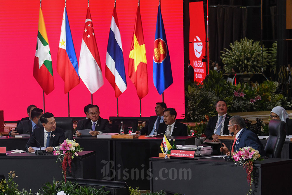 Menteri Luar Negeri Laos Saleumxay Kommasith (kiri) berbicara dengan Menteri Luar Negeri Brunei Darussalam Dato Erywan Pehin Yusof (kanan) dalam pertemuan ASEAN Coordinating Council (ACC) di Sekretariat ASEAN, Jakarta, Jumat (3/2/2023). Selain membahas isu-isu terkini terkait dengan kawasan Asia Tenggara dan juga di luar kawasan Asia Tenggara, pertemuan tersebut juga membahas prioritas Keketuaan Indonesia dalam ASEAN 2023 dan tindak lanjut hasil KTT ke-40 dan ke-41 ASEAN pada tahun lalu. ANTARA FOTO/Aditya Pradana Putra