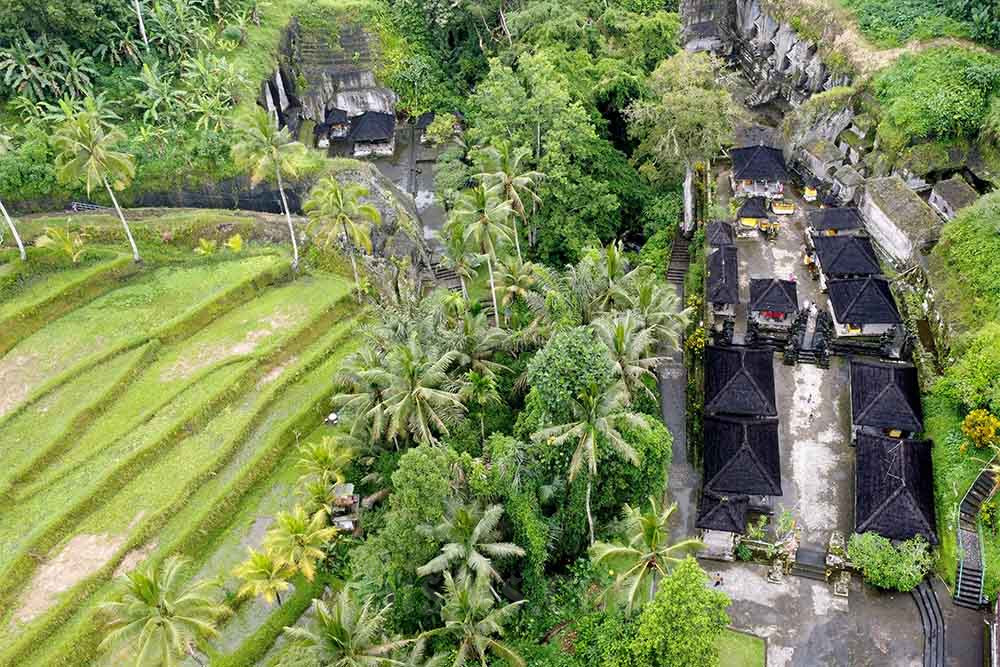 Foto udara objek wisata Candi Gunung Kawi di Tampaksiring, Gianyar, Bali, Minggu (5/2/2023). Objek wisata cagar budaya tersebut memiliki candi yang terpahat pada tebing batu dan dikelilingi panorama alam yang indah. ANTARA FOTO/Adiwinata Solihin